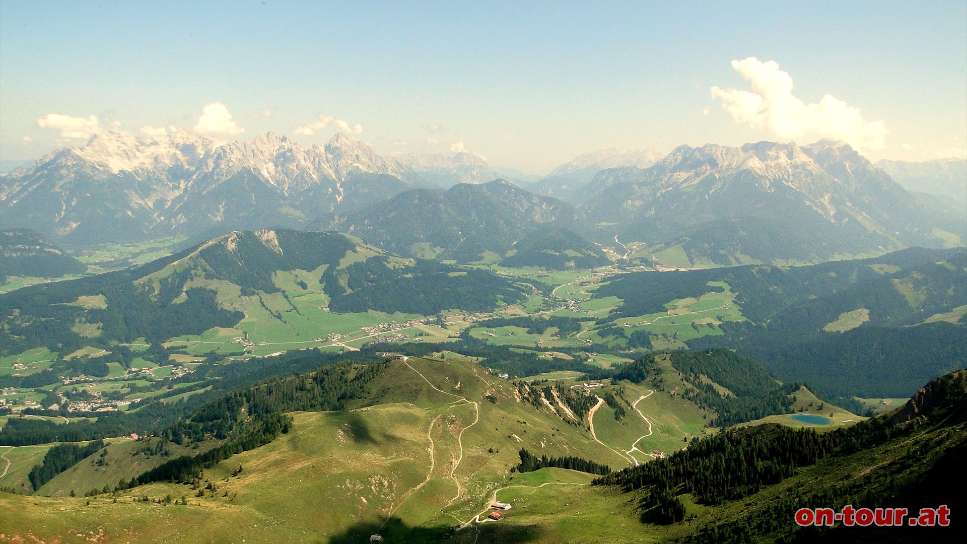 Die Loferer- und Leoganger Steinberge im Nordosten - dazwischen Hochfilzen im Tal.