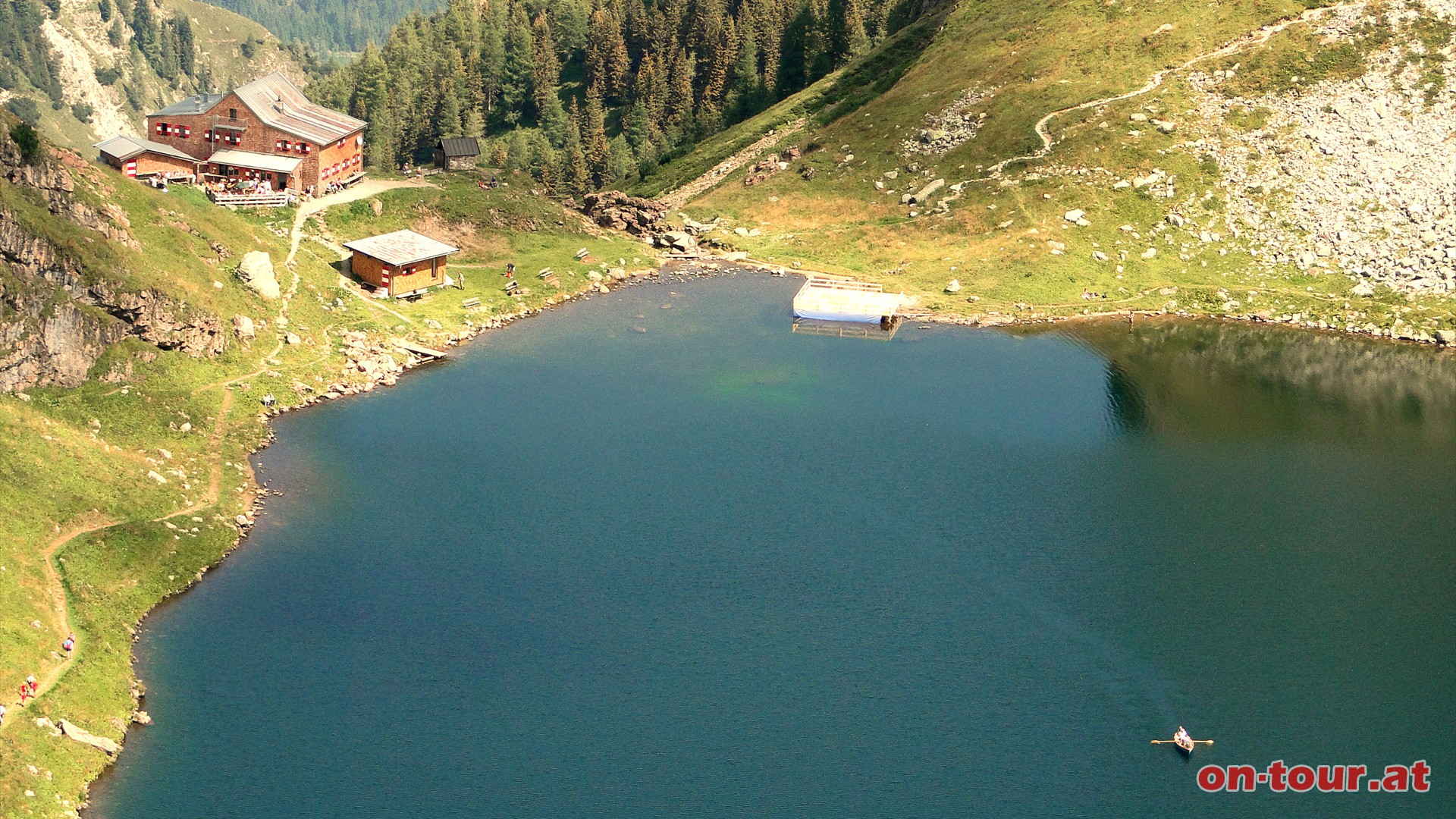 Sogar Ruderbootfahrten am See sind mglich.