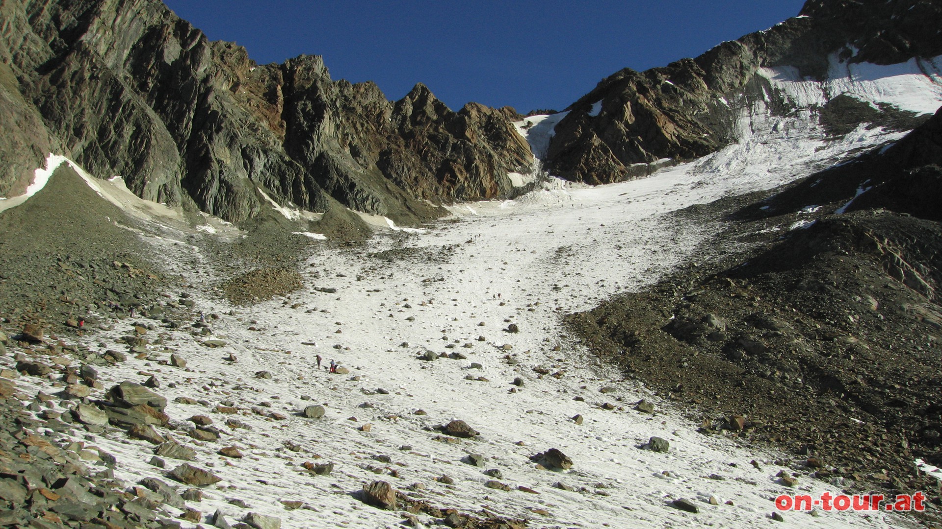 Im oberen Bereich des Mitterkarferners windet sich der Gletscher nach rechts hinauf Richtung Mitterkarjoch, der tiefsten Einsattelung zwischen Wildspitze und Hinterer Brochkogel.