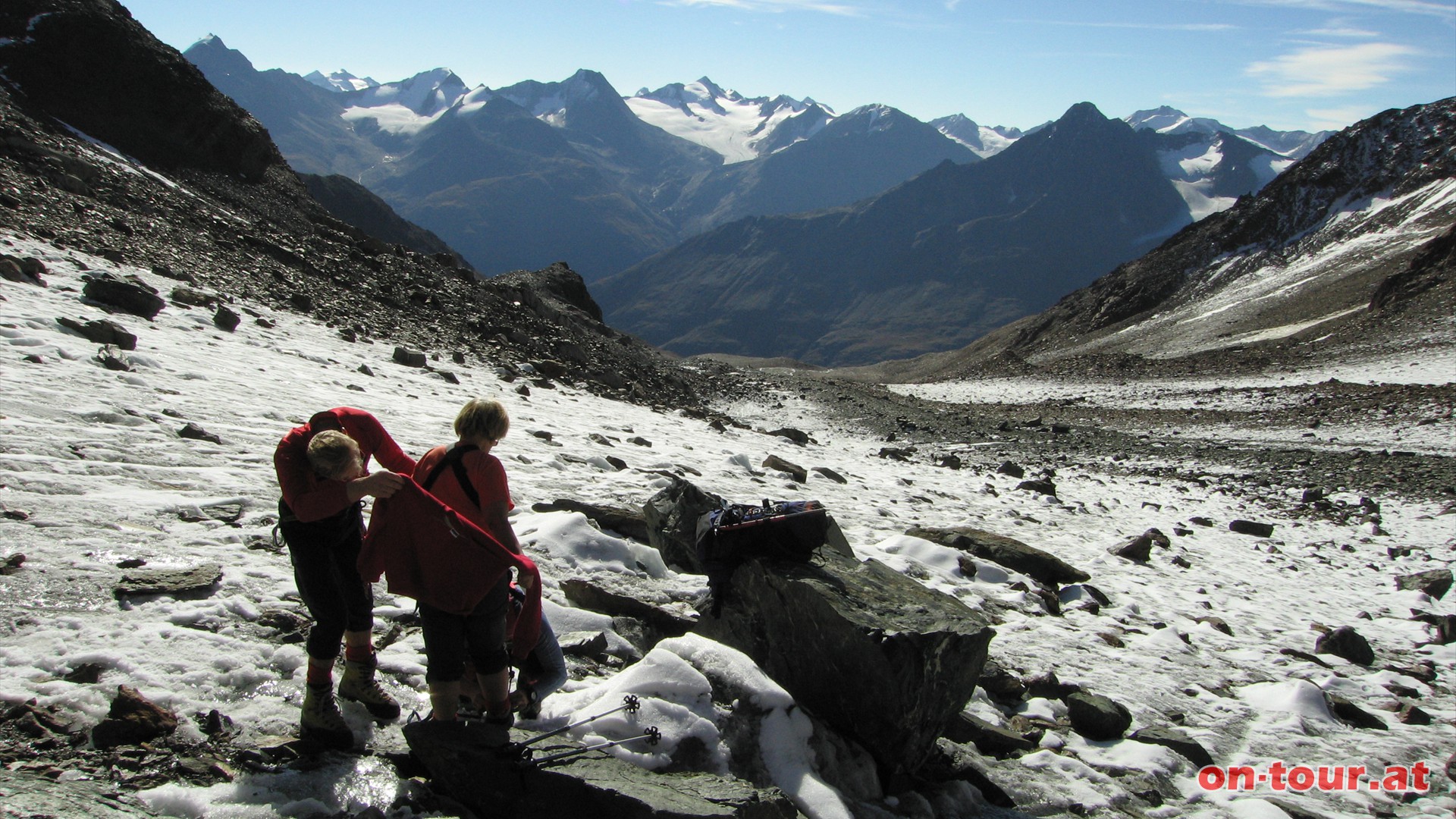 Bei ca. 3225m kommt die Gletscherausrüstung zum Einsatz; Sicherungsgurte, Steigeisen und Helm.