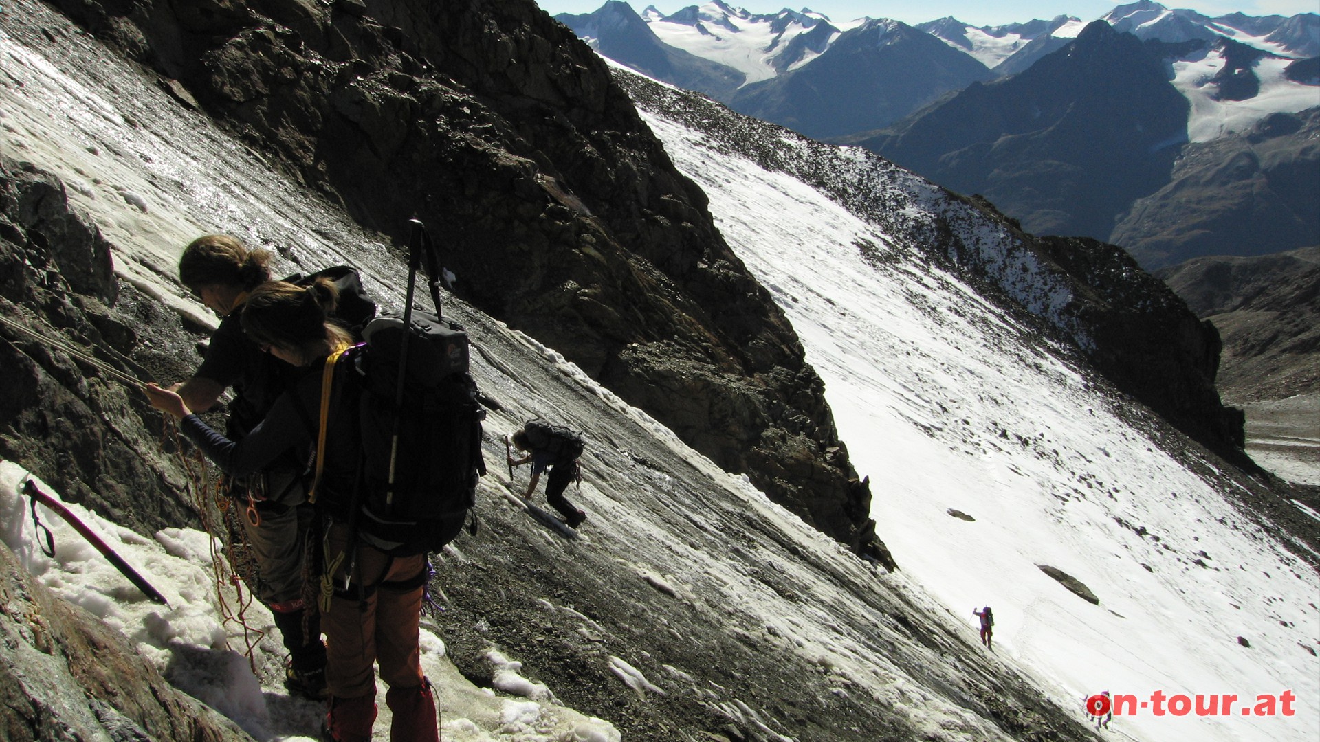 Das lezte Stck am Mitterkarferner, bis zum Felssteig, ist wohl die Schlsselstelle der Tour. Eine sehr steile Eiswand, mit Gestein durchsetzt. Steinschlaggefahr (Helm)!