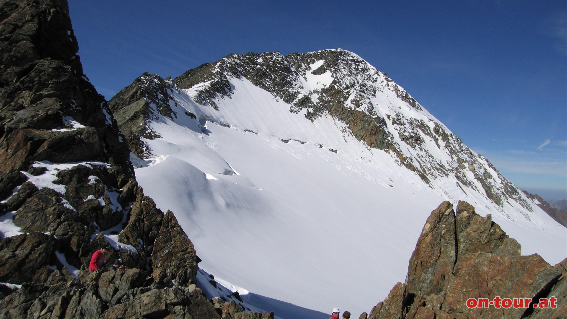 Am Mitterkarjoch ist nun der Blick auf einen Teil des Taschachferners und den Hinteren Brochkogel frei.