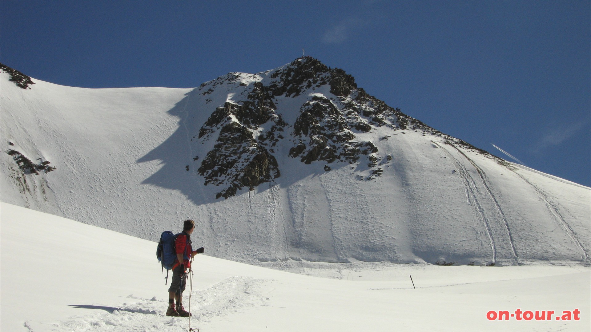 Die Westseite des Wildspitzen-Gipfels. In SÖ Richung etwas steiler aufwärts in ein Gletscherbecken, dort rechts bis zum Beginn des SW Gipfelaufbaus.