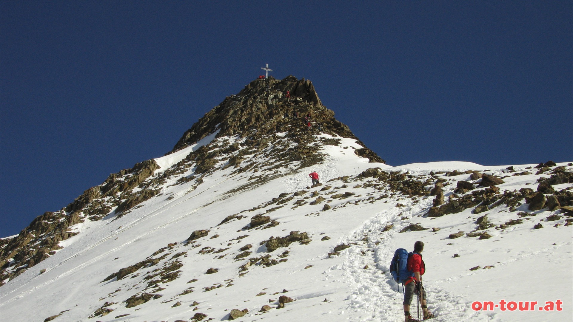 Am Fusse des Gipfelaufbaus, unterhalb des Westgrats weiter bergauf.