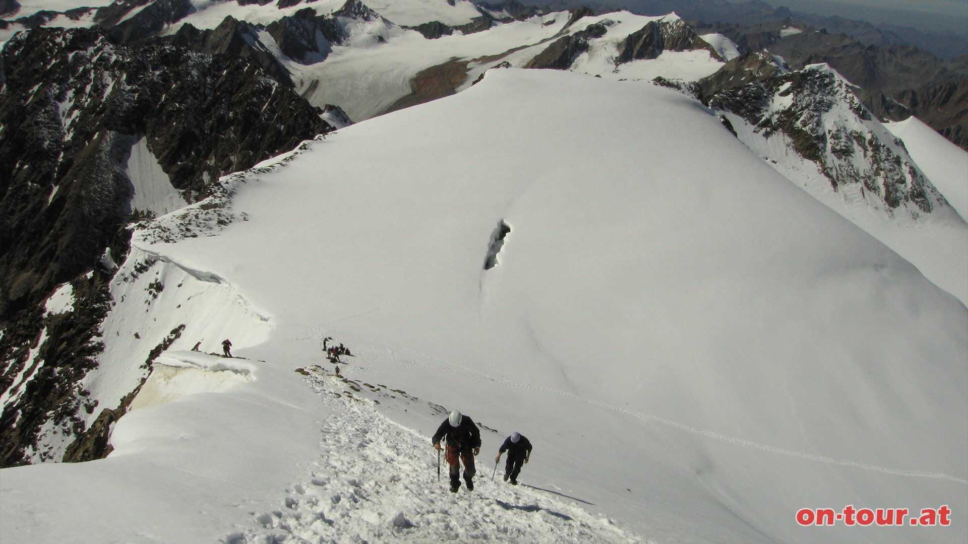 Der Westgrat im Rckblick: vom flachen Gletscherbecken kommend bis zum Grat; dort links auf Schnee, bzw. Firn gipfelwrts 