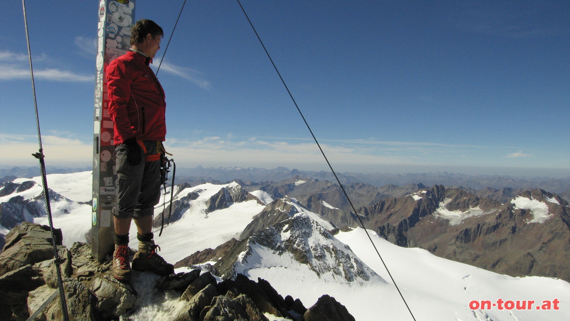 In weiter Ferne berragt kein anderer Gipfel die Wildspitze. Eine berragende Weitsicht ist inklusive.