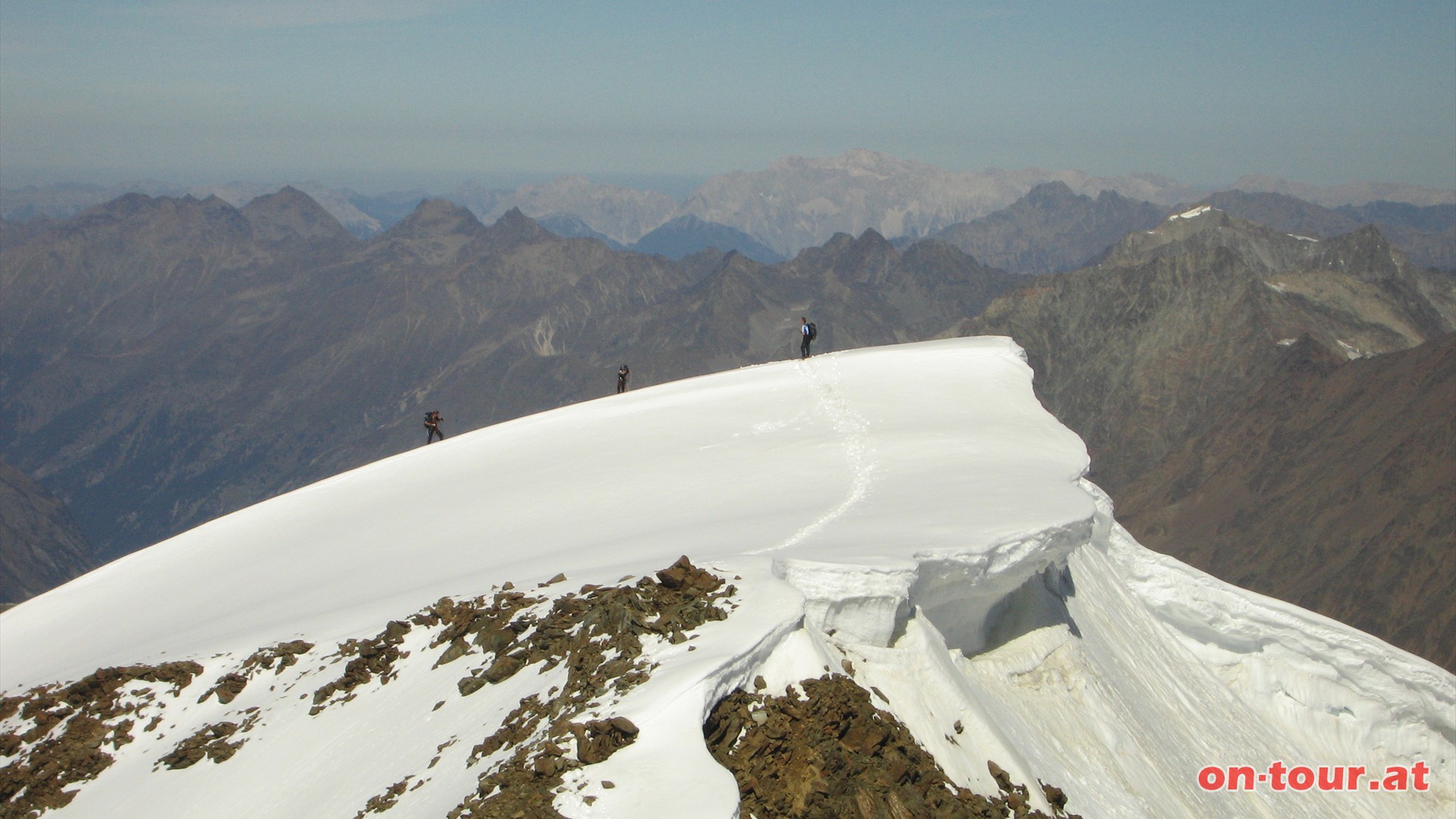 Im Norden eine Besonderheit der Wildspitze, den Nordgipfel. Ehemals höchster Gipfel mit 3774 m Höhe. Aufgrund der Gletscherschmelzprozesse sank die Höhe auf nun vermutlich etwa 3768 m, und damit unter die Südgipfelhöhe.