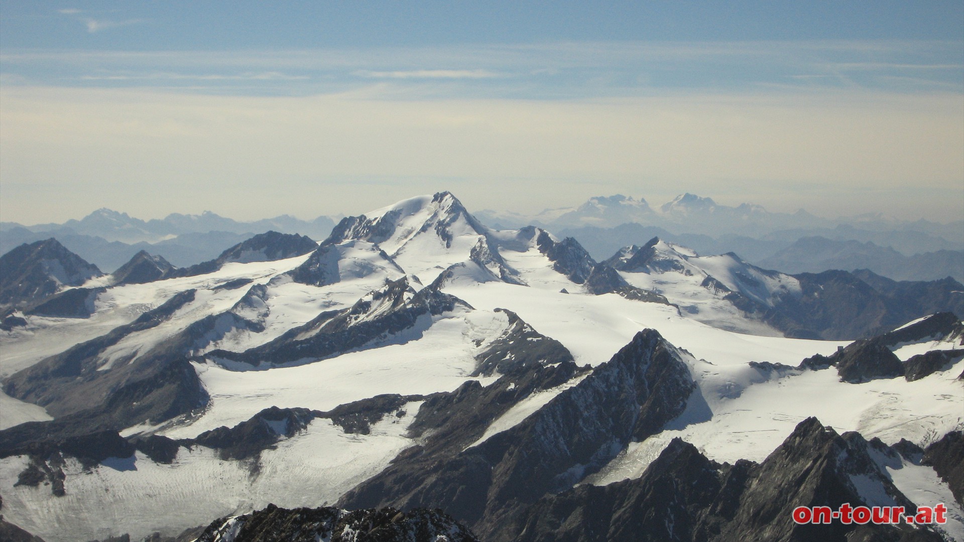 Im Südwesten ragt die 3738 m hohe Weißkugel deutlich aus dem Gipfelmeer empor.
