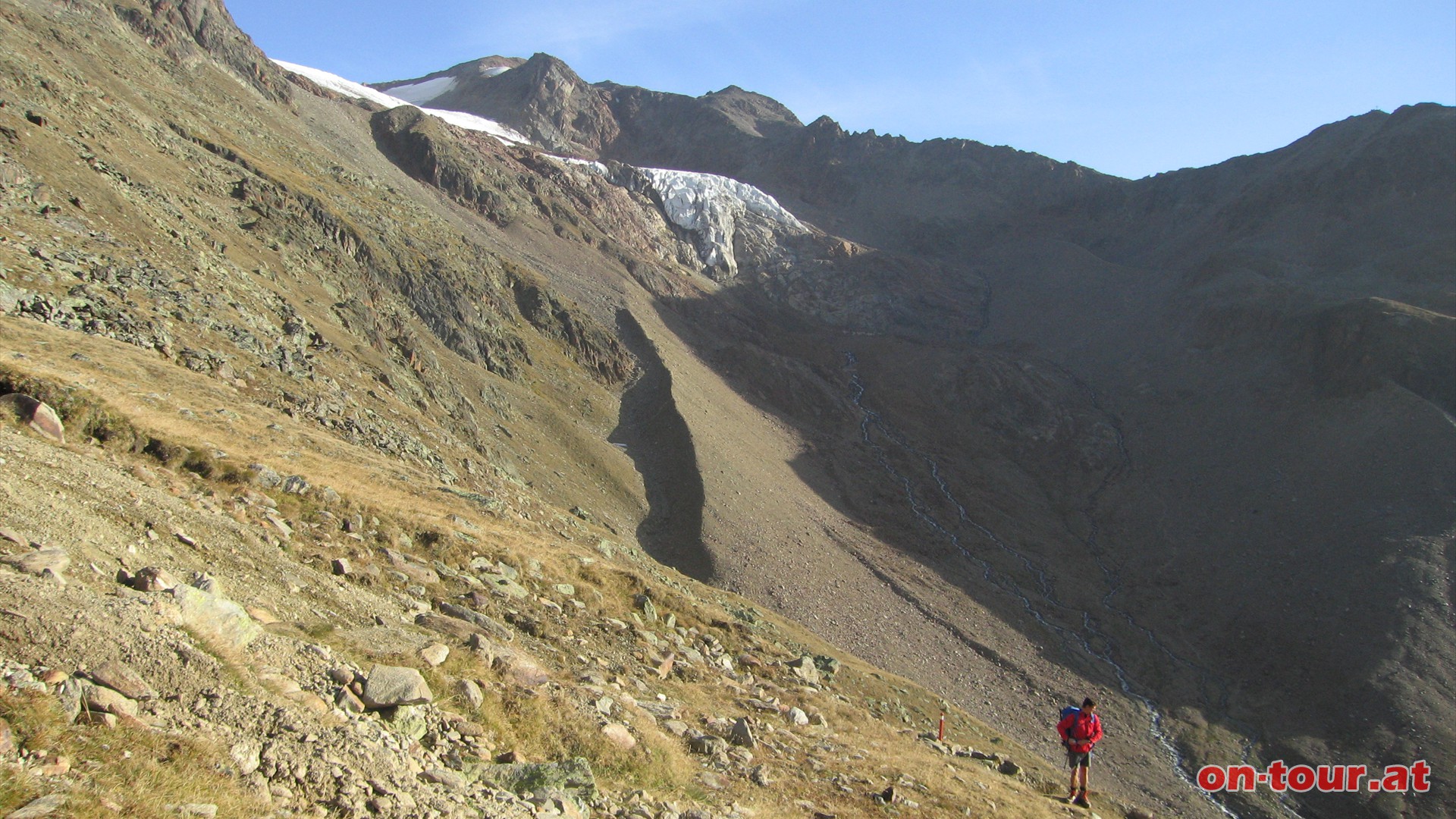 Auf ca. 2600 m quert man den Rofan Bach auf einer stabilen Stahlbrcke. Am Zoagerle Richtung Htte. Im Hintergrund das Zungenende des Rofenkarferners.