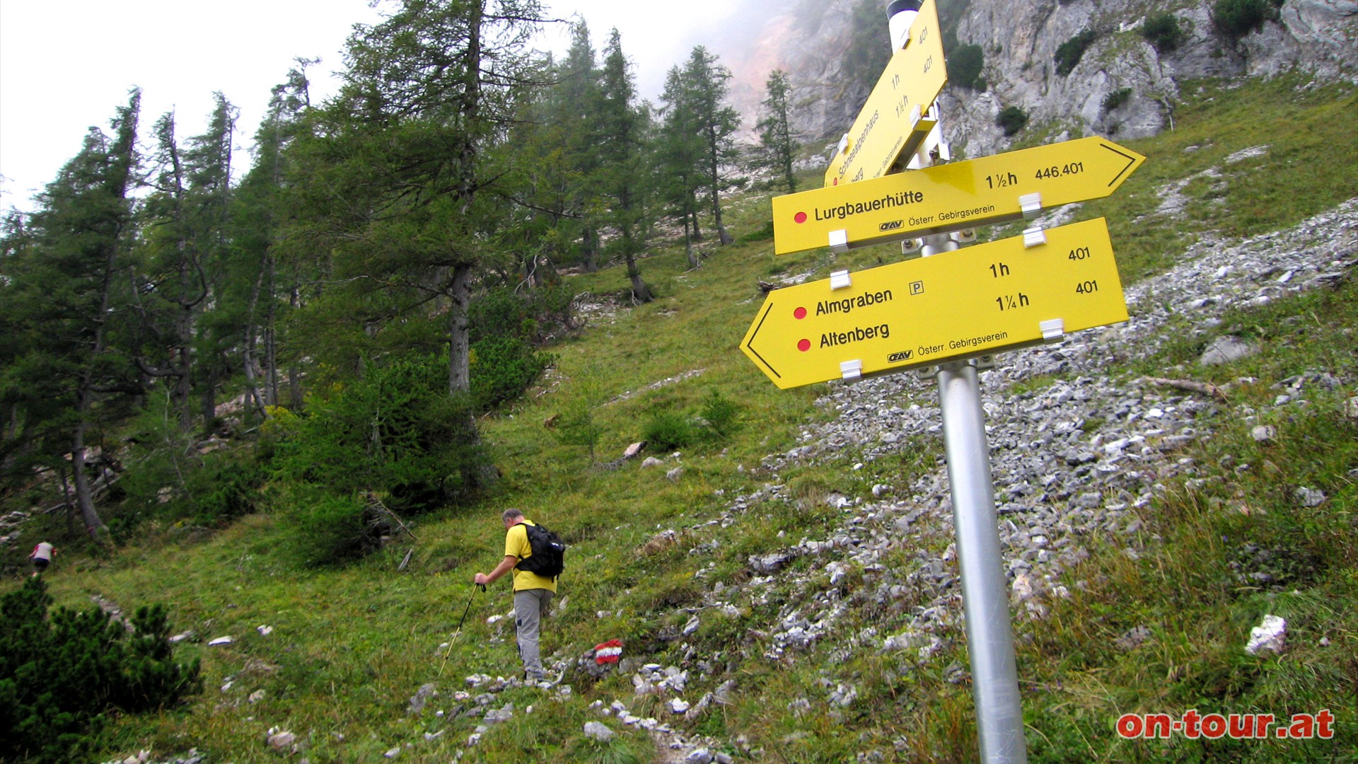 Abzweig zum Schneealpenhaus - links - ber den, teilweise steileren, Blarergraben.