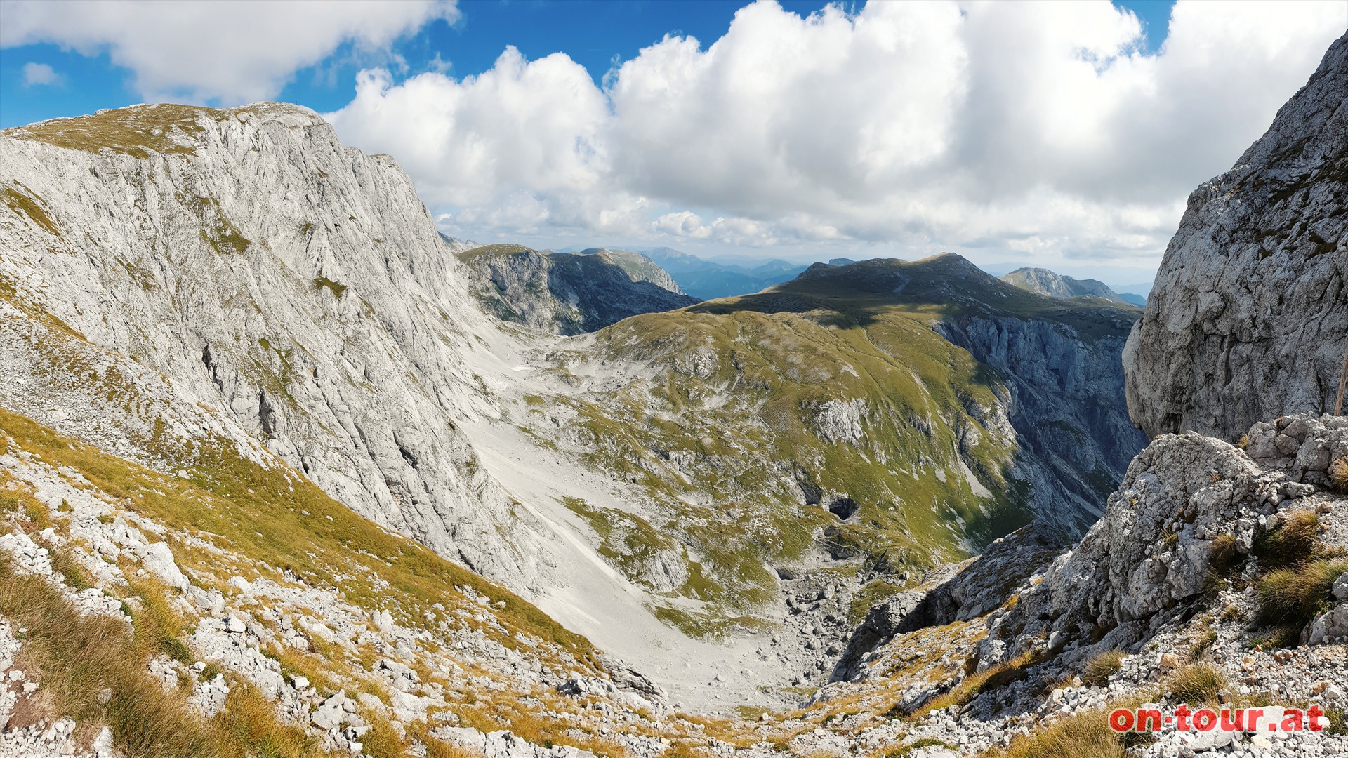 Im Nordosten der Trawiessattel und der Hochschwabgipfel.