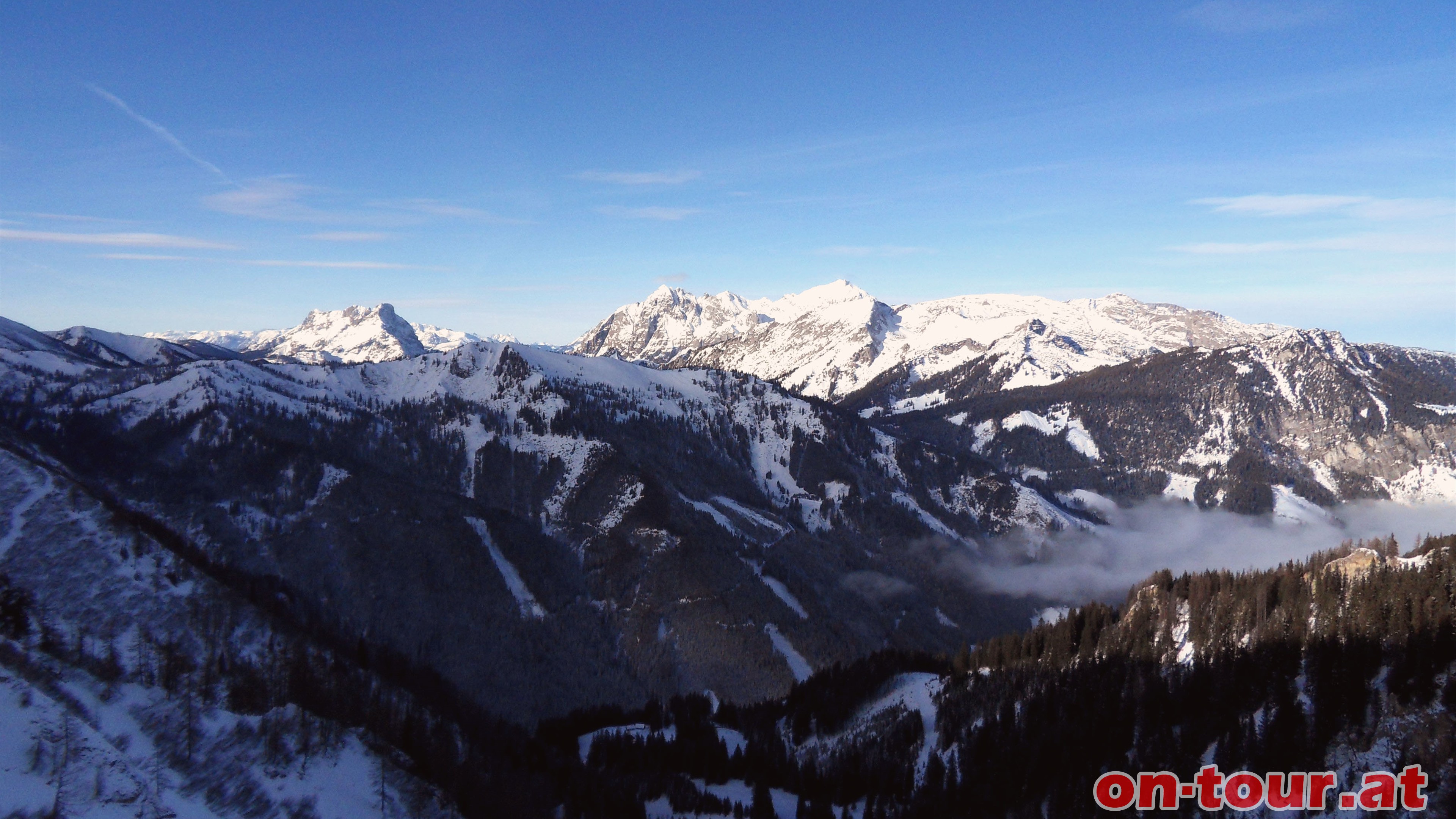 Bald zeigen sich hinter dem Gscheideggkogel, im Nordwesten, die groen Gesuseberge wie Reichenstein, dstein oder Hochtor.