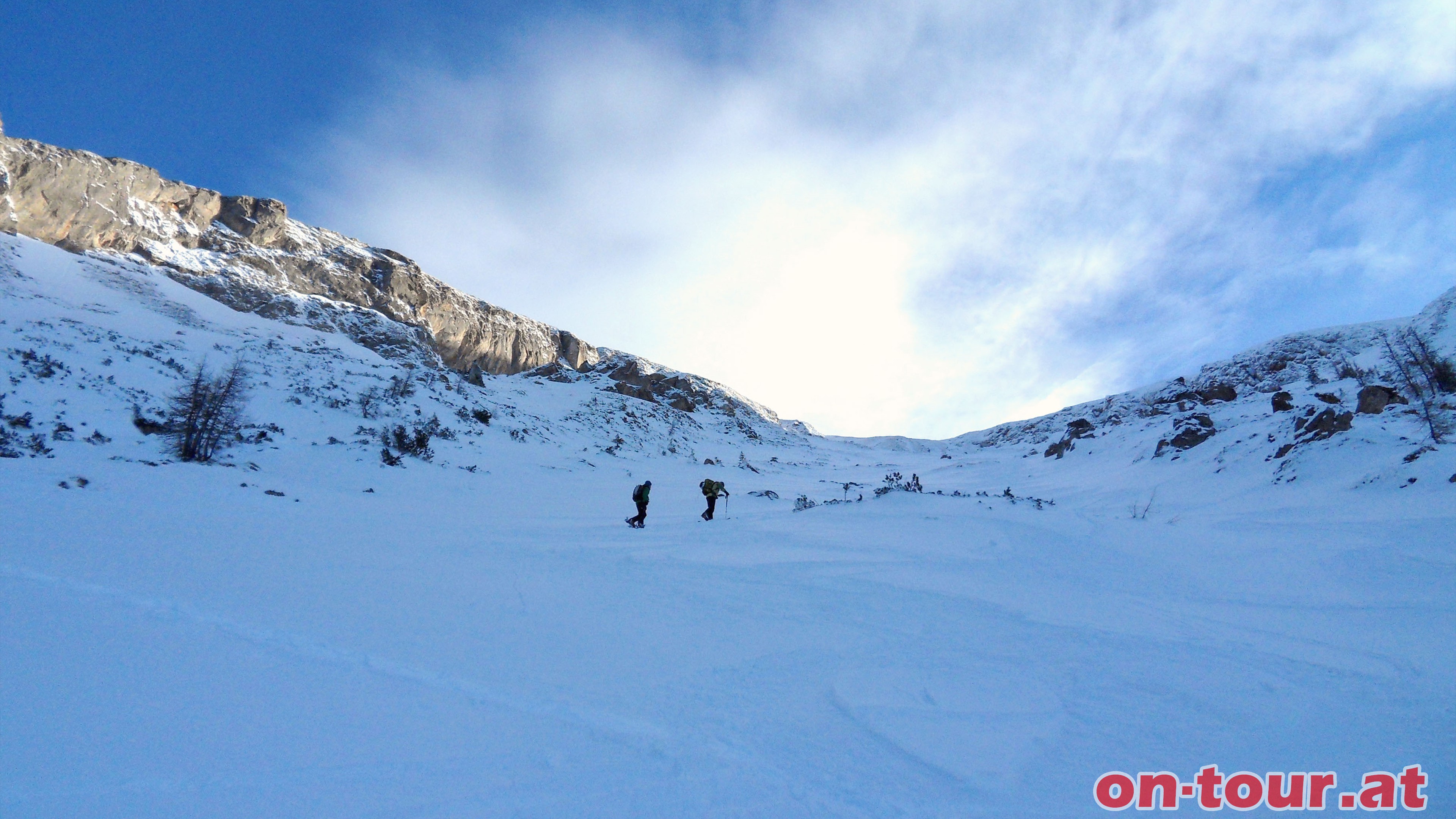 Die Kammerlwand, der Nordwestgrat, begleitet uns beim Aufstieg.