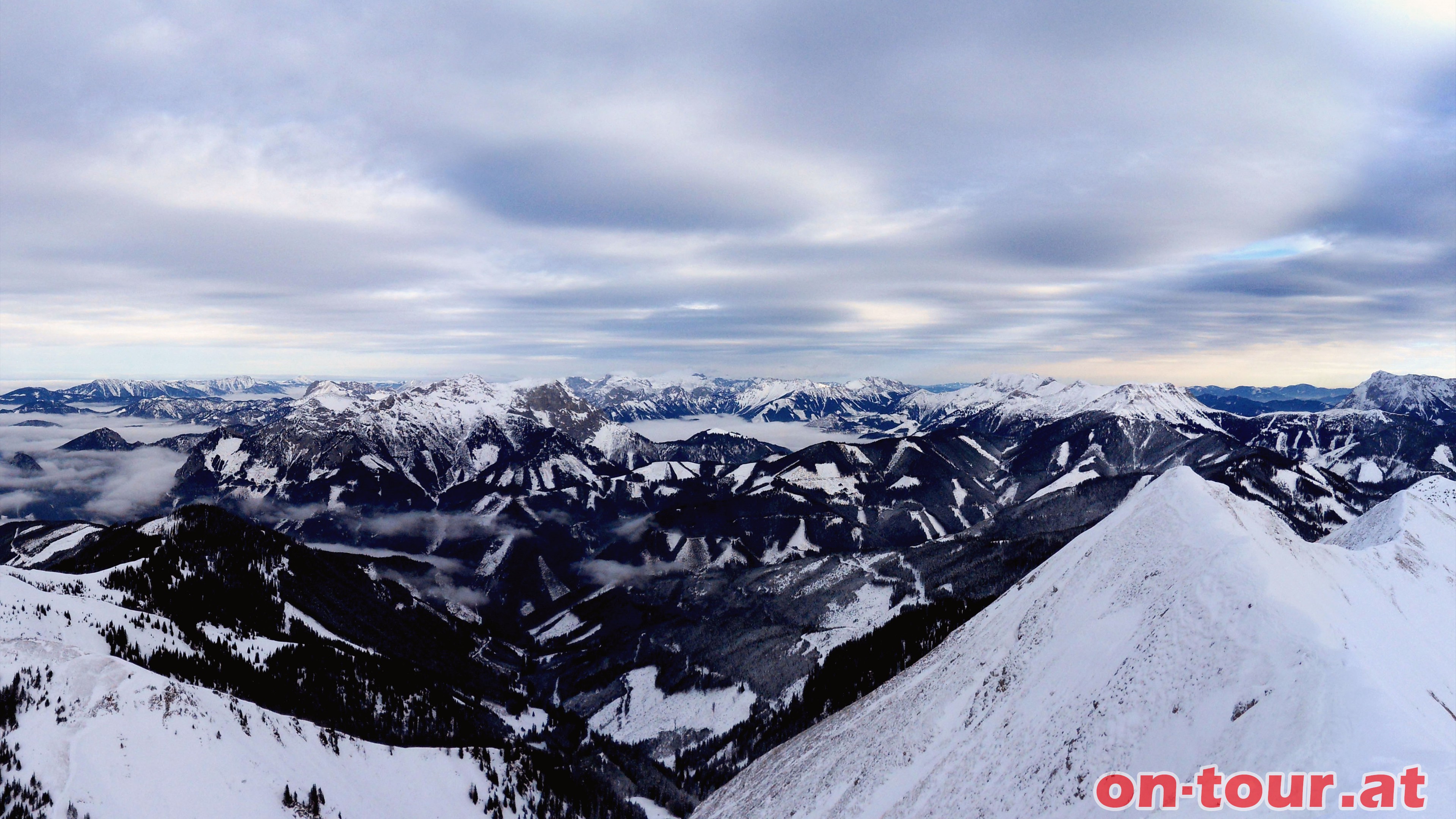 Im Nordosten berblicken wir den gesamten Teil der stlichen Eisenerzer Alpen; wie Hochkogel, Kaiserschild, Eisenerzer Reichenstein oder Geck.