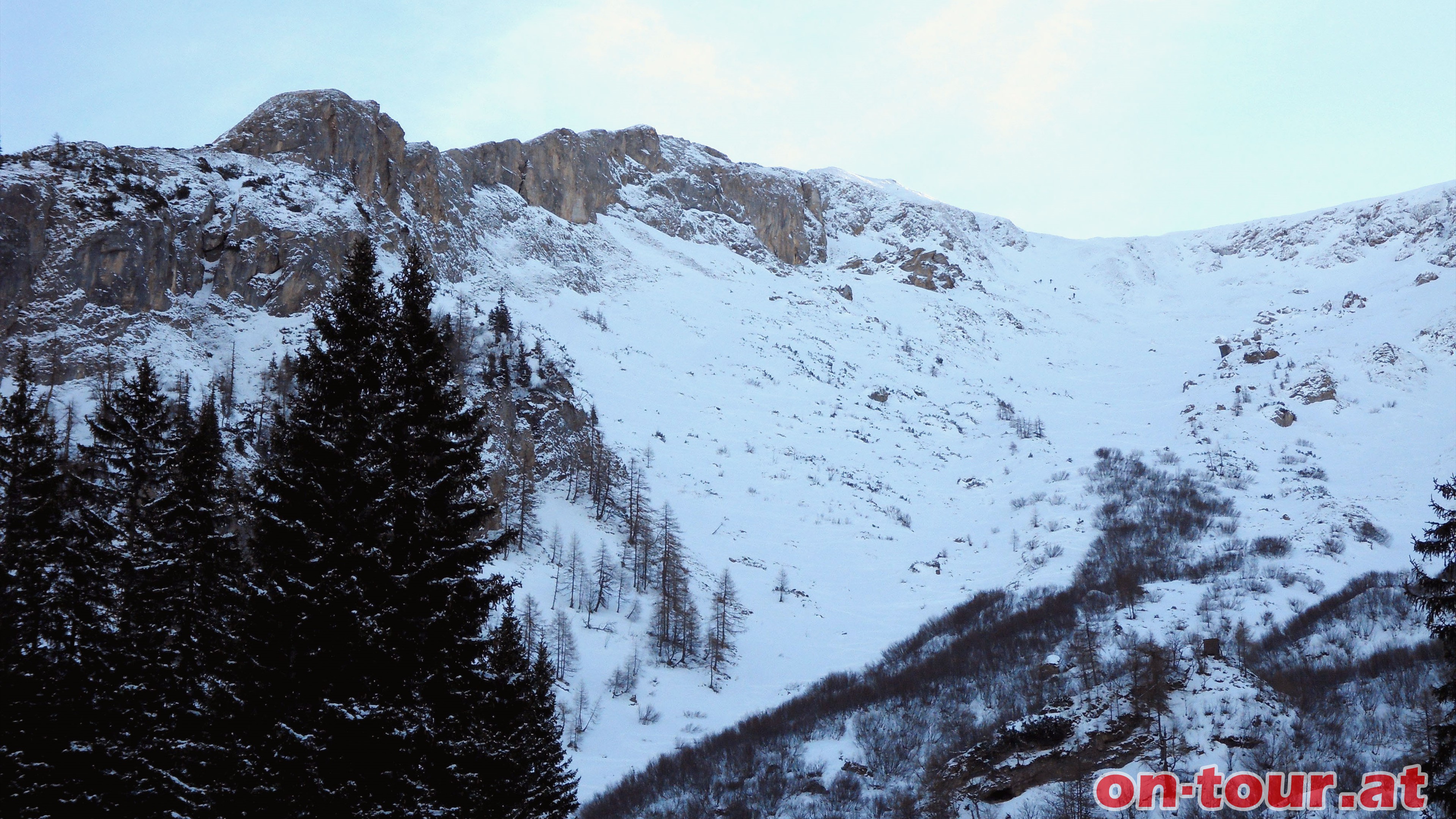 Rechts unterhalb der Kammerlwand verluft unser Aufstiegsweg zur Kammhhe.