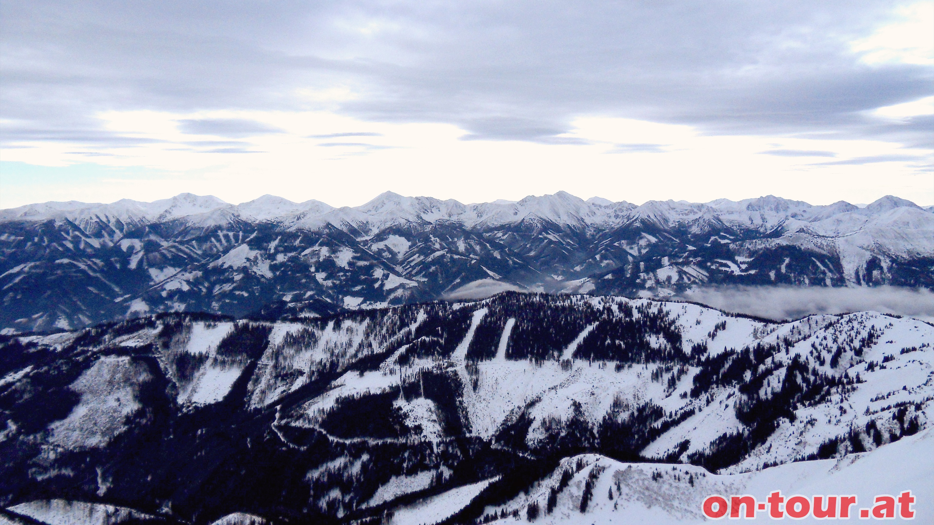 Und im Sden erstrecken sich die Seckauer und Triebener Tauern.