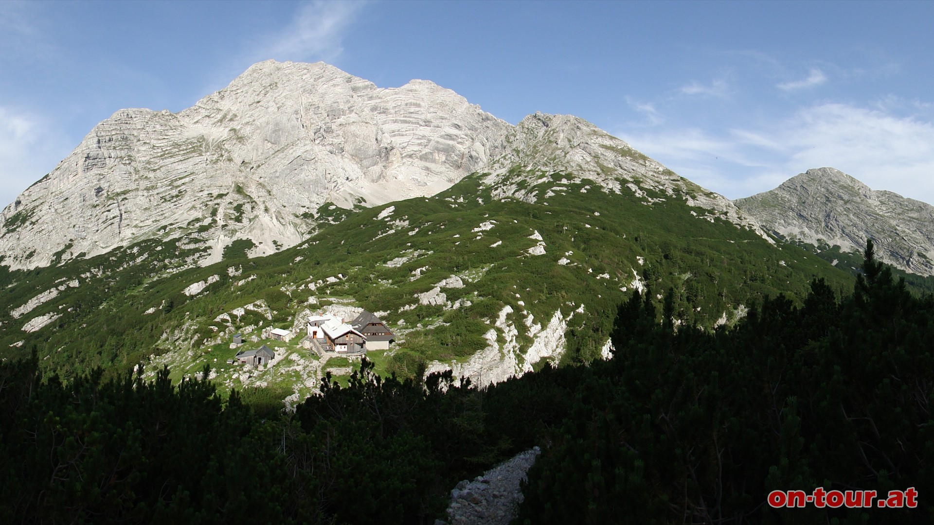 Die benachbarte höchste Erhebung im Gesäuse, das Hochtor, dominiert das Blickfeld.