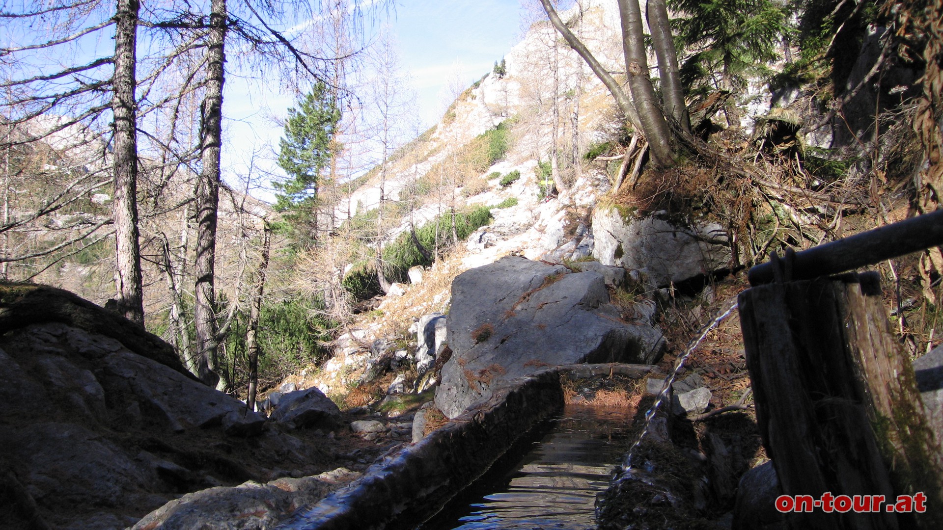 Bei der Gamsbrunn-Quelle weiter geradeaus zur Hesshütte.