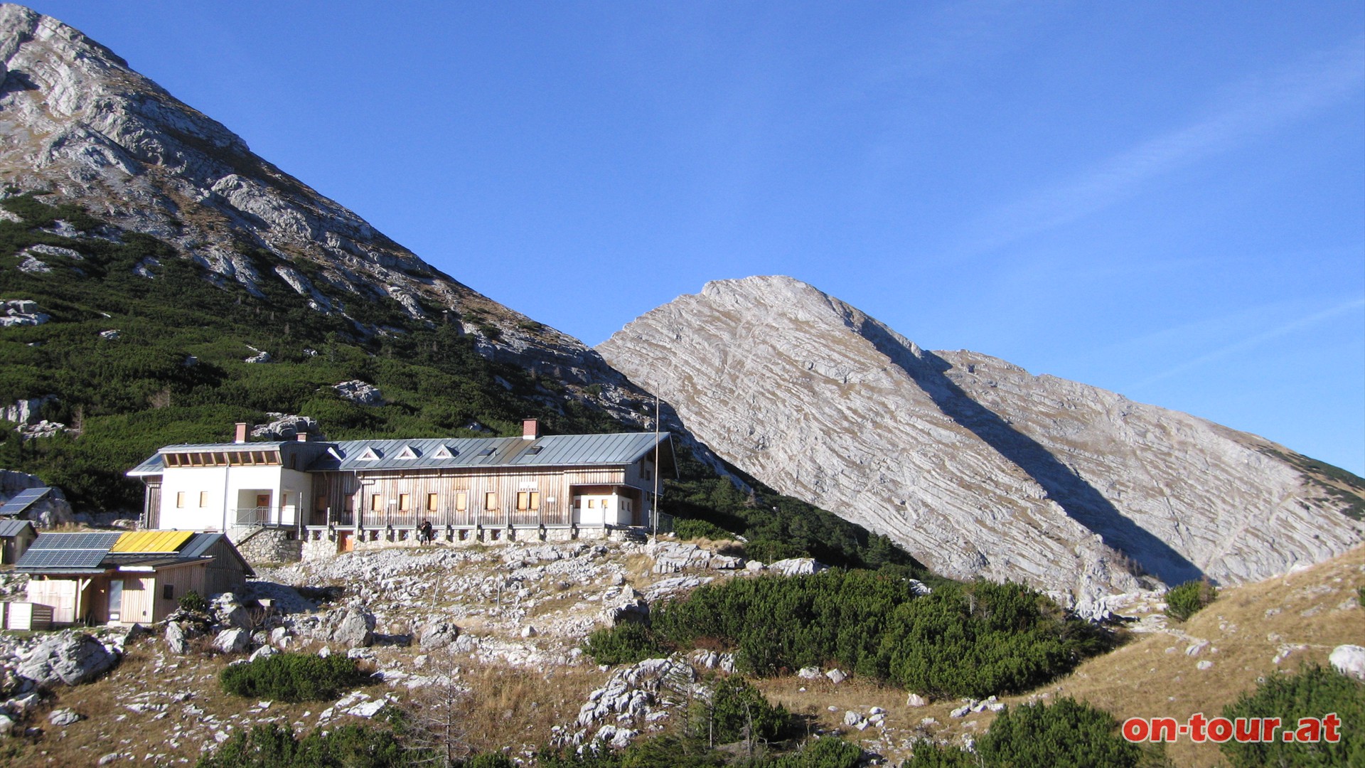 Die Hesshütte liegt genau in der Einsattelung zwischen Zinödl und Hochtor. Im Hintergrund die Planspitze. Bei der Hütte Rechts Richtung Zinödl.