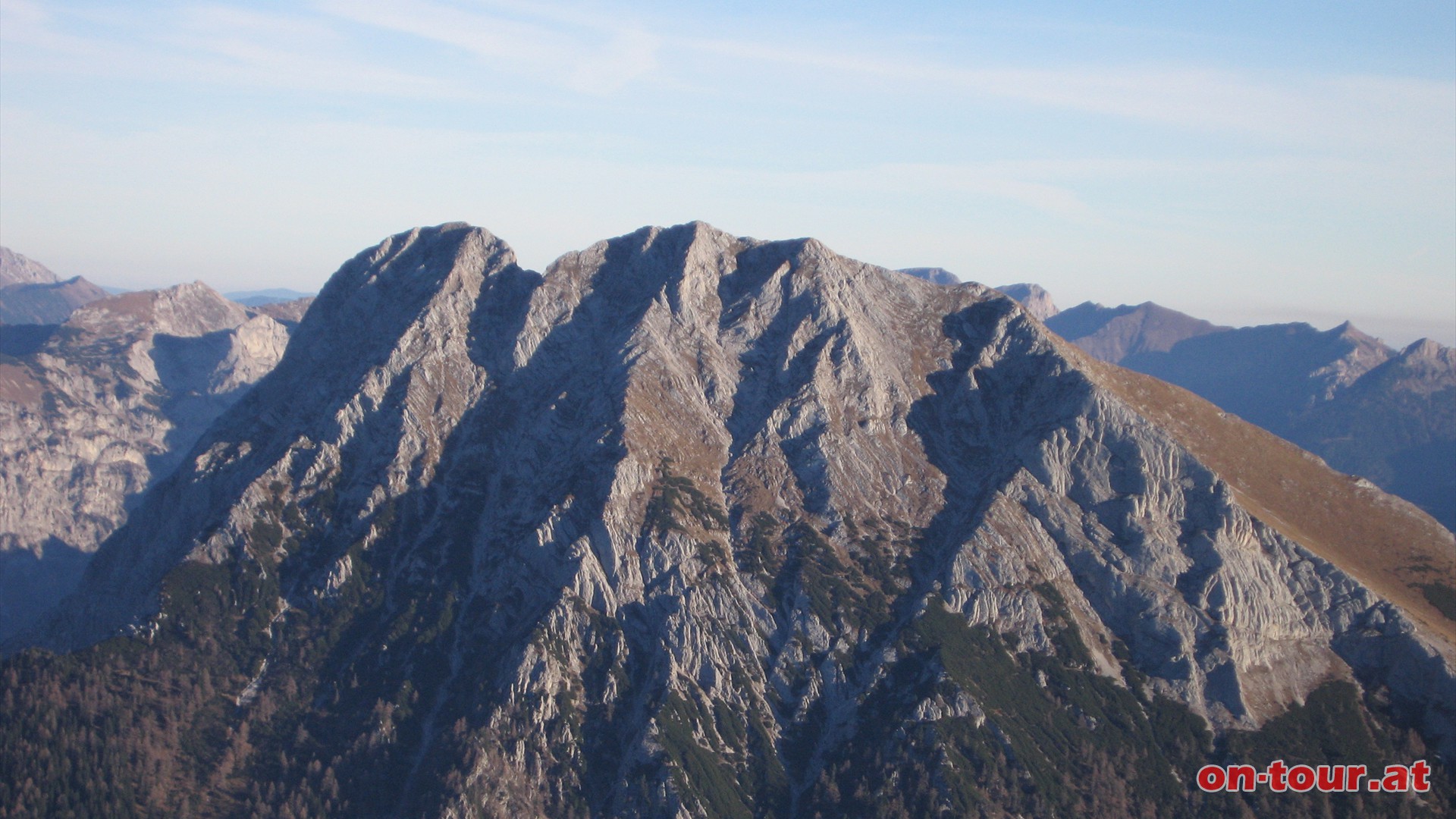 Ein schroffer und steiler, typischer Xeis Berg im Osten; der Lugauer mit seinem markanten Doppelgipfel