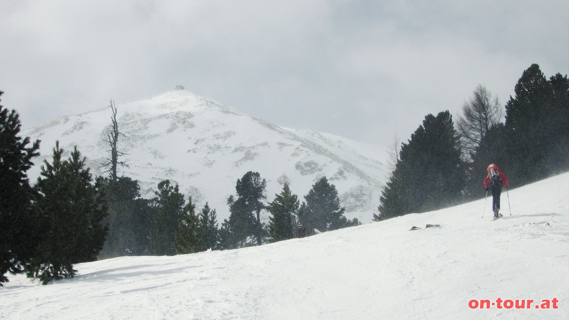 .....der Zirbitzkogel und das Schutzhaus, gleich einer Festung am Berg, zu sehen ist.