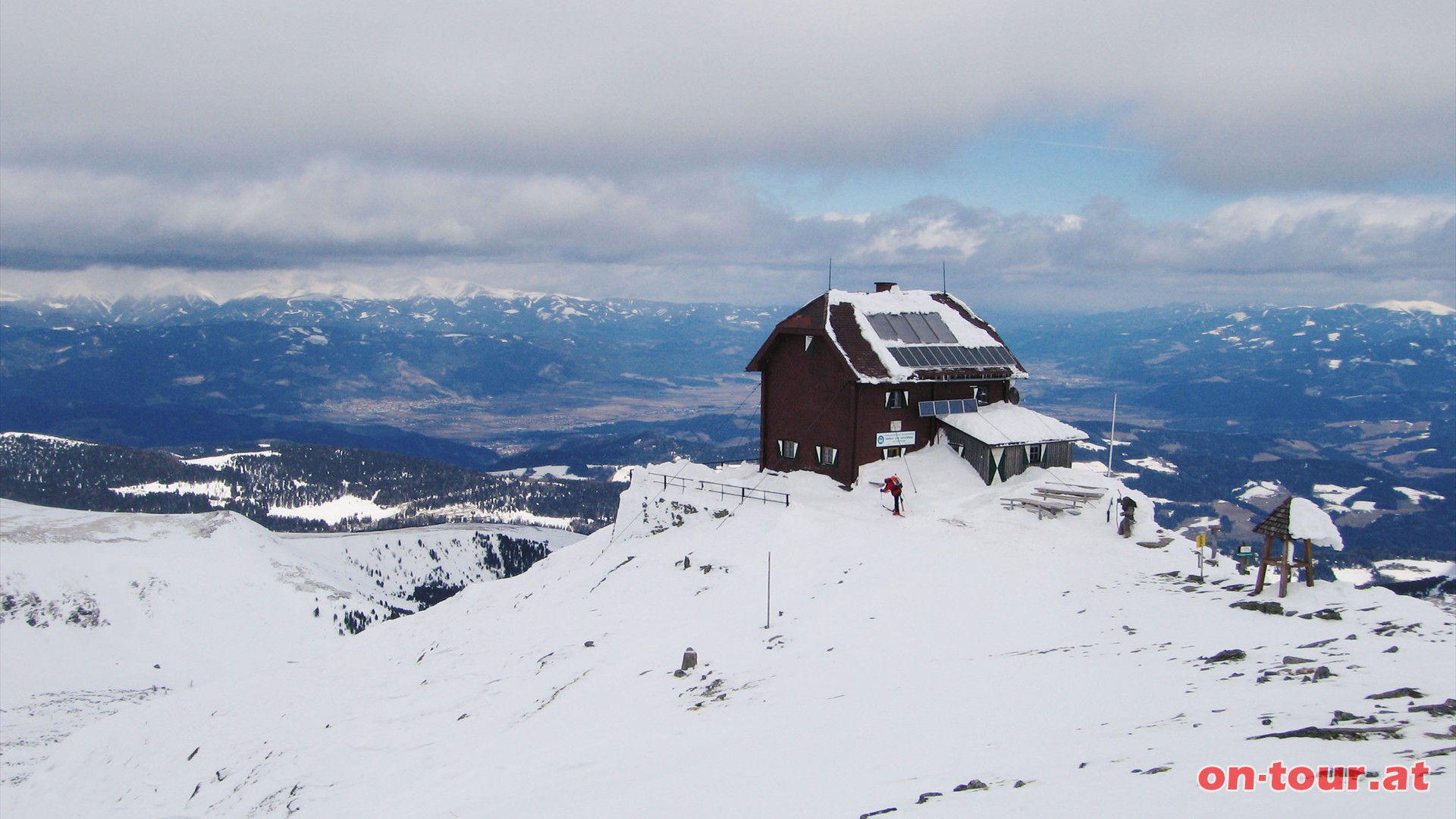 Die Aussicht sollte man sich nicht entgehen lassen. Das Schutzhaus und links die Seckauer Tauern (NO).