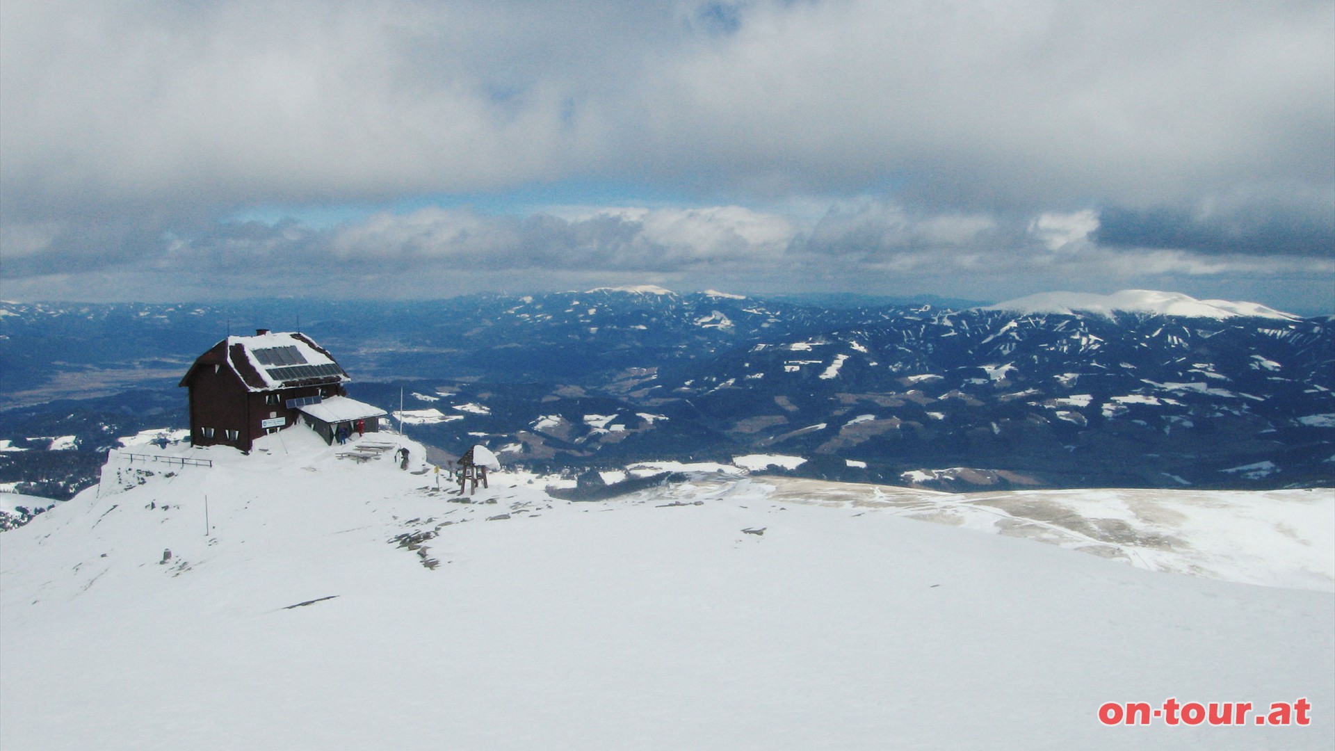 stlich davon die Gleinalpe (Mitte) und die Packalpe (rechts).