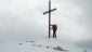 Windspitzen bis 100 km sind hier keine Seltenheit. Das Gipfelkreuz bietet Sicherheit.